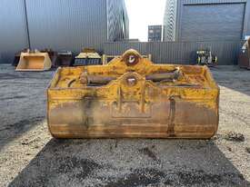 BOSS 2400mm Hydraulic Bucket and Coupler - picture0' - Click to enlarge