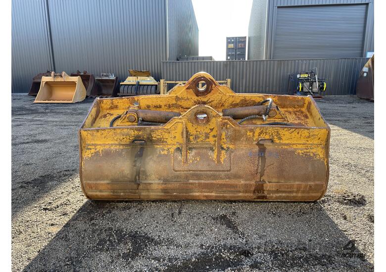 caption BOSS 2400mm Hydraulic Bucket and Coupler
