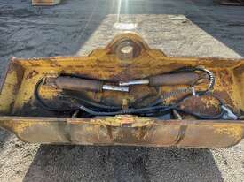 BOSS 2400mm Hydraulic Bucket and Coupler - picture1' - Click to enlarge