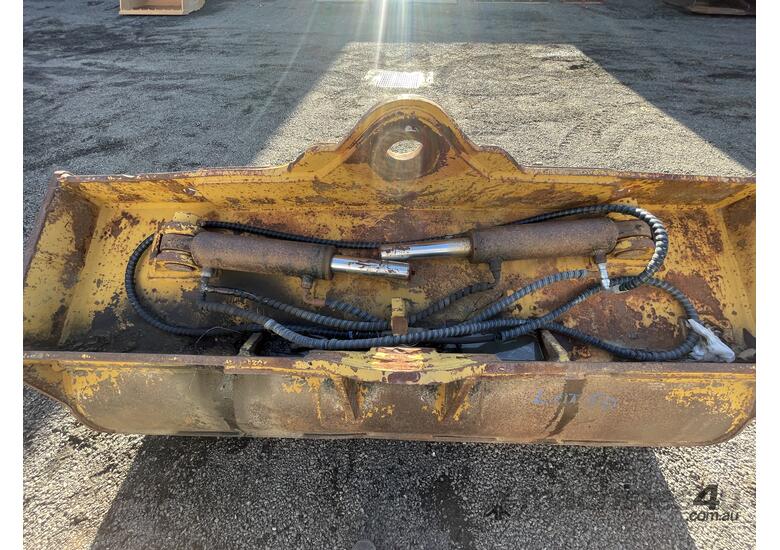 caption BOSS 2400mm Hydraulic Bucket and Coupler