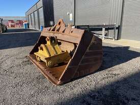 BOSS 2400mm Hydraulic Bucket and Coupler - picture2' - Click to enlarge