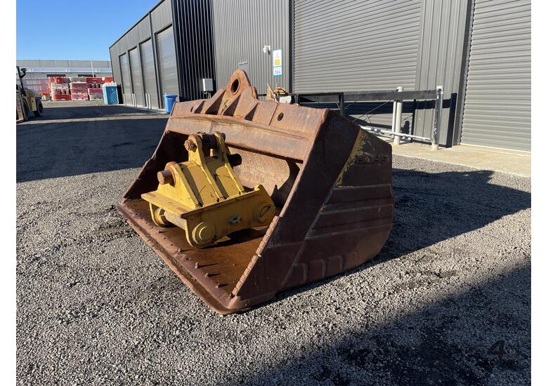 caption BOSS 2400mm Hydraulic Bucket and Coupler