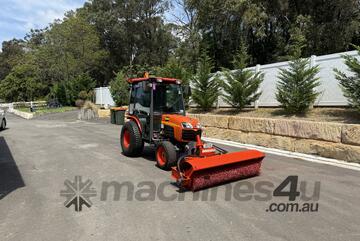 Kubota   b3030 tractor broom Kubota   b3030 tractor broom