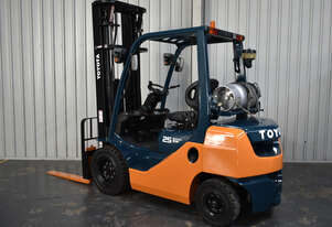 Toyota 8FG25 2.5 Tonne LPG Forklift 6000mm Mast Lift Height Solid Tyres LOW HOURS