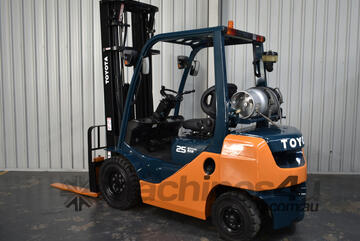 Toyota 8FG25 2.5 Tonne LPG Forklift 6000mm Mast Lift Height Solid Tyres LOW HOURS
