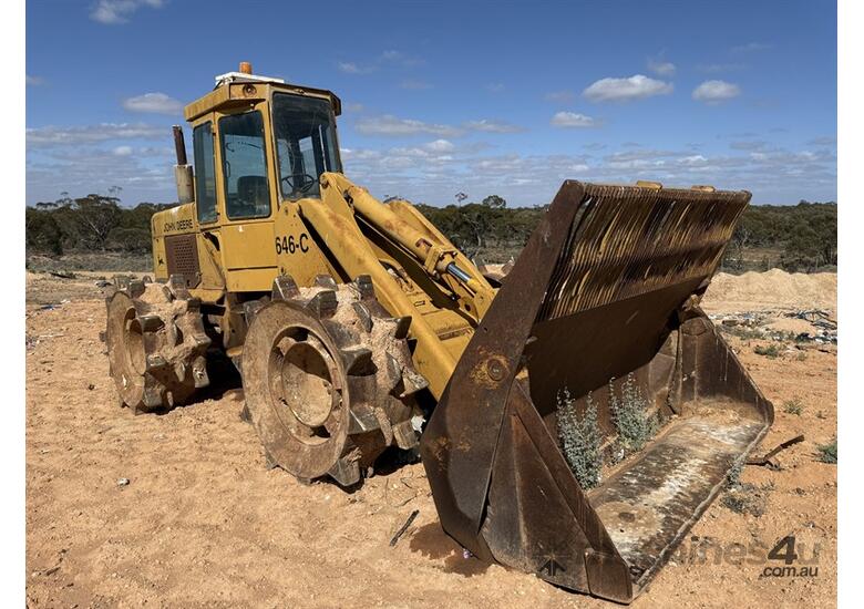 CIRCA 1981 JOHN DEERE 646-C COMPACTOR