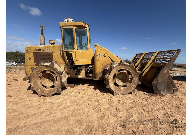 CIRCA 1981 JOHN DEERE 646-C COMPACTOR