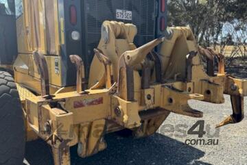 (8886) John Deere 672GP grader