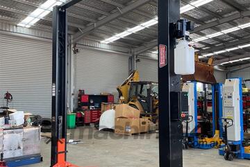 EXEQ Two Post Car Lift