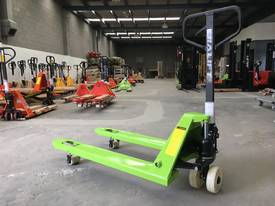 2.5T Capacity Hand Pallet Truck Fork Width 685mm - picture0' - Click to enlarge