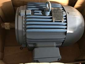 5.5 kw 7.5 hp 2 pole 415 v AC Electric Motor - picture0' - Click to enlarge