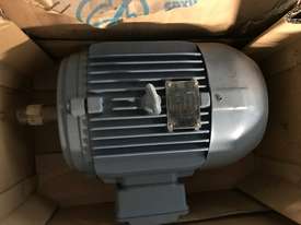 5.5 kw 7.5 hp 2 pole 415 v AC Electric Motor - picture2' - Click to enlarge