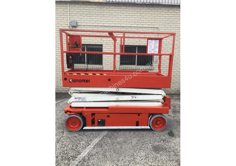 caption Scissor lift Snorkel S2033