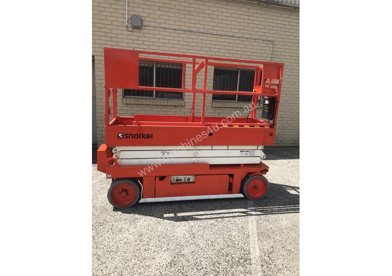 caption Scissor lift Snorkel S2033