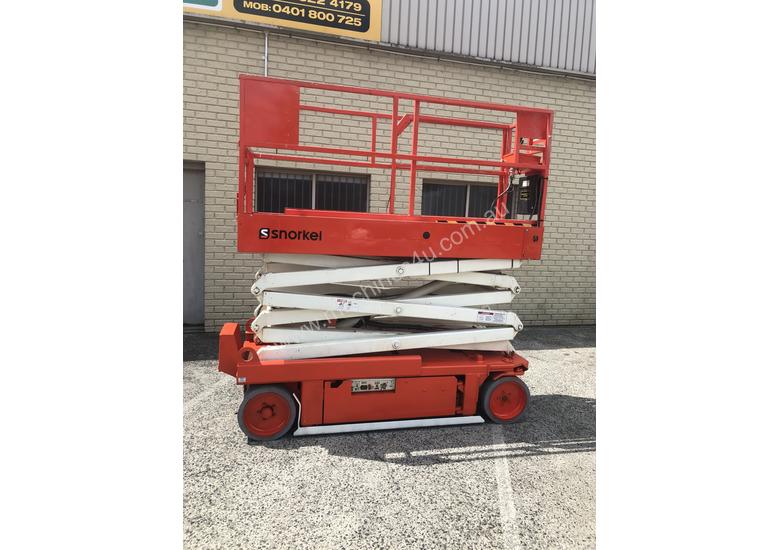caption Scissor lift Snorkel S2033