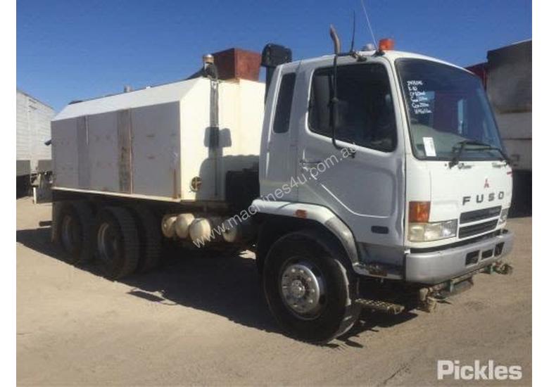 caption 2006 Mitsubishi Fighter FN14.0