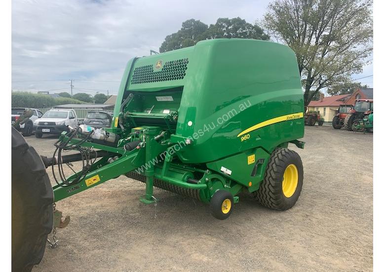 caption John Deere 960 Premium Round Baler