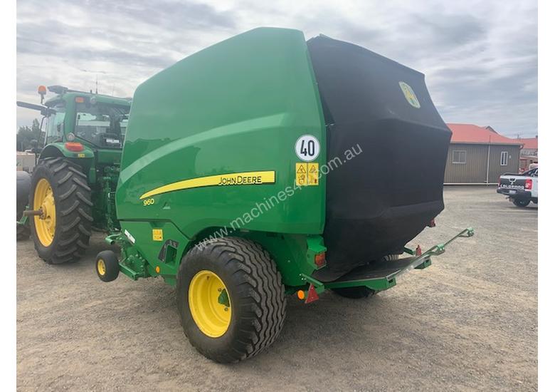 caption John Deere 960 Premium Round Baler