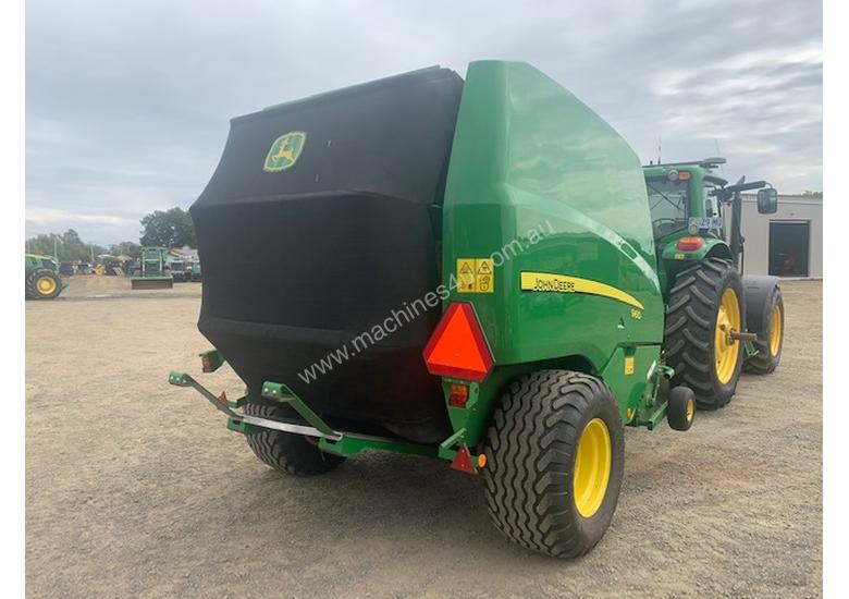 caption John Deere 960 Premium Round Baler