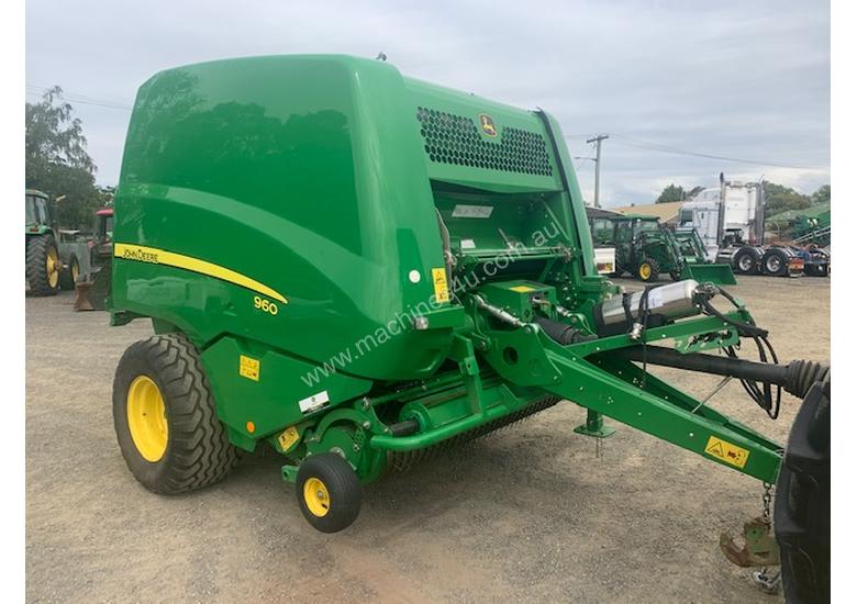 caption John Deere 960 Premium Round Baler