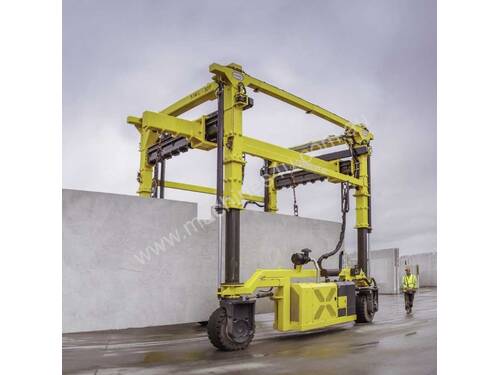 Combilift Straddle Carrier