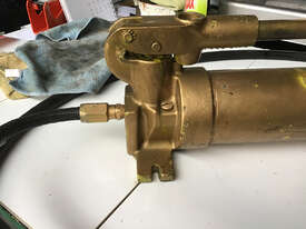 Enerpac Hydraulic Hand Pump Two Speed with Hose P80 - Used Item - picture2' - Click to enlarge