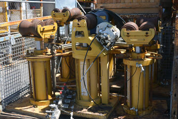 Drill pipe roller handling system 6 pneumatic jacks 3 have power feed MA3 18E Drill pipe roller handling system 6 pneumatic jacks 3 have power feed MA3 18E