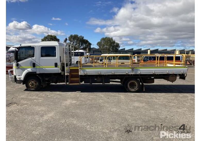 caption 2008 Isuzu FRR600 Premium