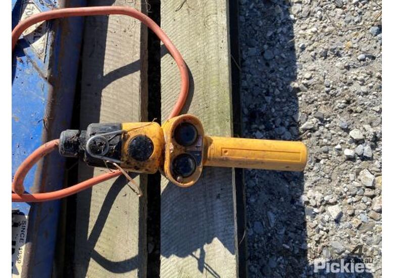 Used Lindsell Hoists Model JRT 700kg Electric Hydraulic Ram Handheld