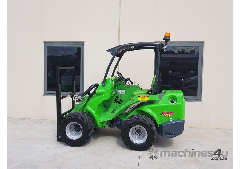Avant 528 BeePro Mini Loader w Telescopic Boom and Flip Up Forks