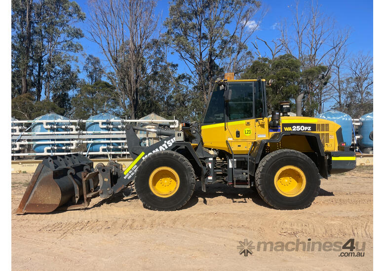 caption Komatsu WA250PZ-6 Loader/Tool Carrier Loader