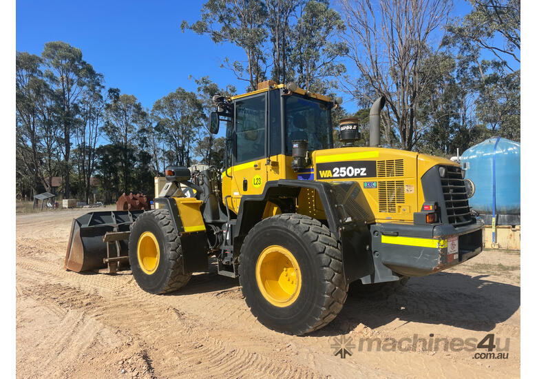 caption Komatsu WA250PZ-6 Loader/Tool Carrier Loader