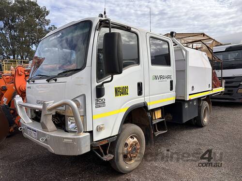 Isuzu NPS300 Crew Cab