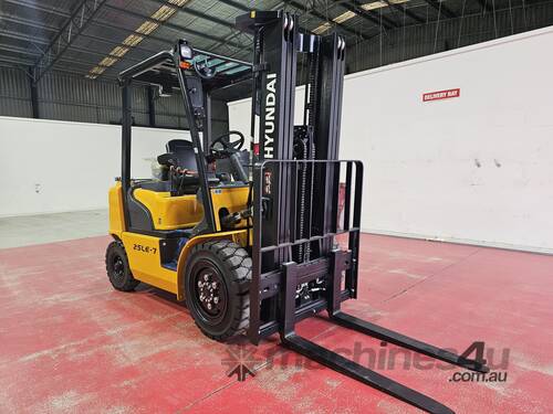 caption 2023 Hyundai 2.5 Tonne LPG Forklift – 50HP with Container Mast for Heavy Duty Lifting!