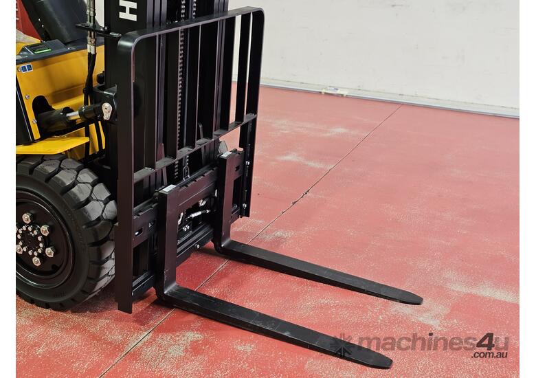 caption 2023 Hyundai 2.5 Tonne LPG Forklift – 50HP with Container Mast for Heavy Duty Lifting!
