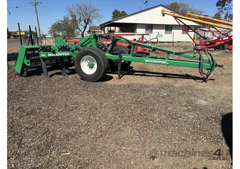 caption 2022 CNH Industrial Max Ripper 3235T