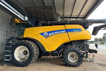 2017 New Holland CR10.90 Combine Harvester with Macdon D145