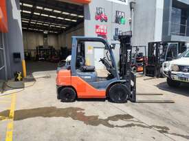 Toyota 2.5T Container Mast Forklift  - picture0' - Click to enlarge