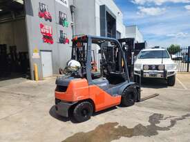 Toyota 2.5T Container Mast Forklift  - picture1' - Click to enlarge