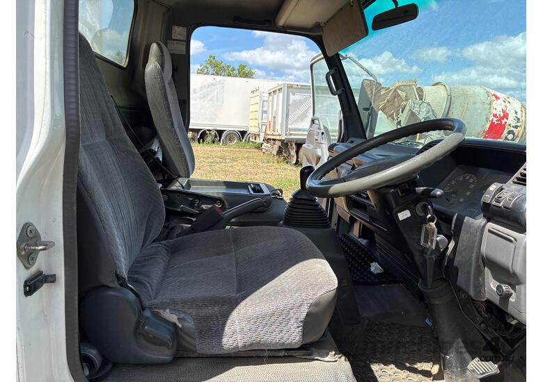caption 2004 Isuzu NPR Table Top