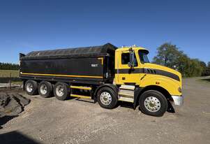 Mack 2010   Metro-liner truck