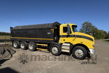 Mack 2010   Metro-liner truck