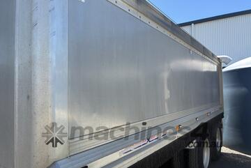 2013 HXW D3 Tri Axle Dog Trailer