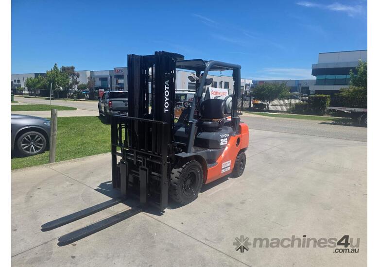 Toyota Forklift 2.5T Container Mast with Tyne Postioners(Unit#: AU442)