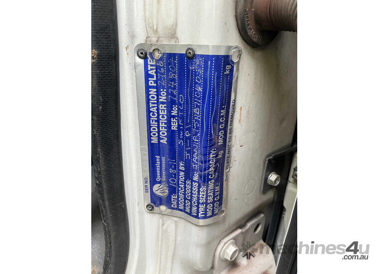 2011 Isuzu NQR450 Service Body