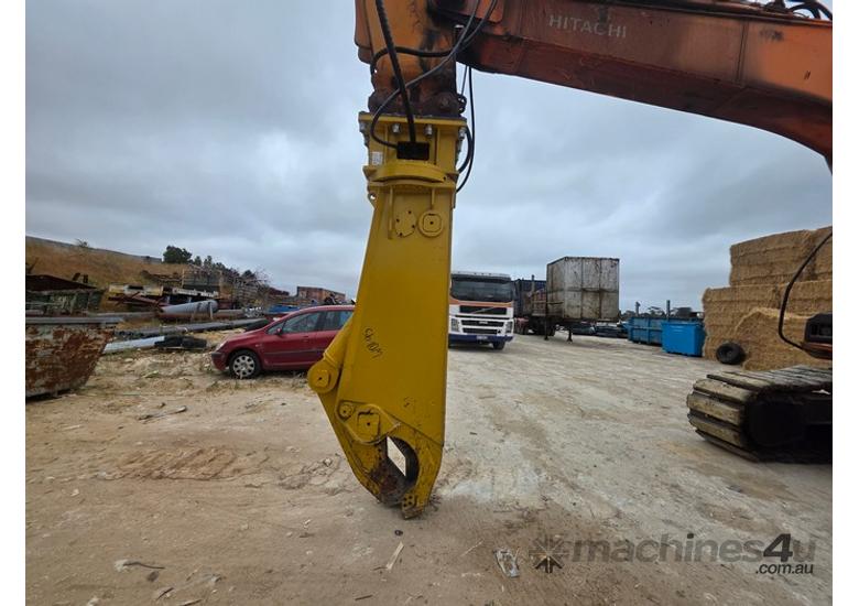 Hitachi ZX200 Excavator with Hydraulic Shear
