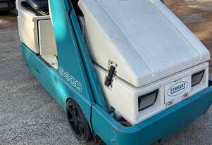 Tennant 6400 Ride-On Sweeper 800 hours