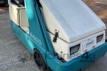 Tennant 6400 Ride-On Sweeper 800 hours