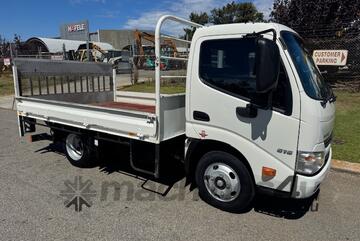 Truck Tray Hino 616 2016 Ex-council 110111km with tail lift 5500kg GVM 1IVM953 SN1843