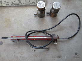 Hydraulic Rams (2) with Riken Seiki Bar Pump & Hose Estimated capacity 80 ton - picture1' - Click to enlarge